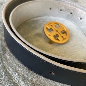 Tory Burch reversible NAVY / SILVER leather Belt with GOLD emblem (Medium)
